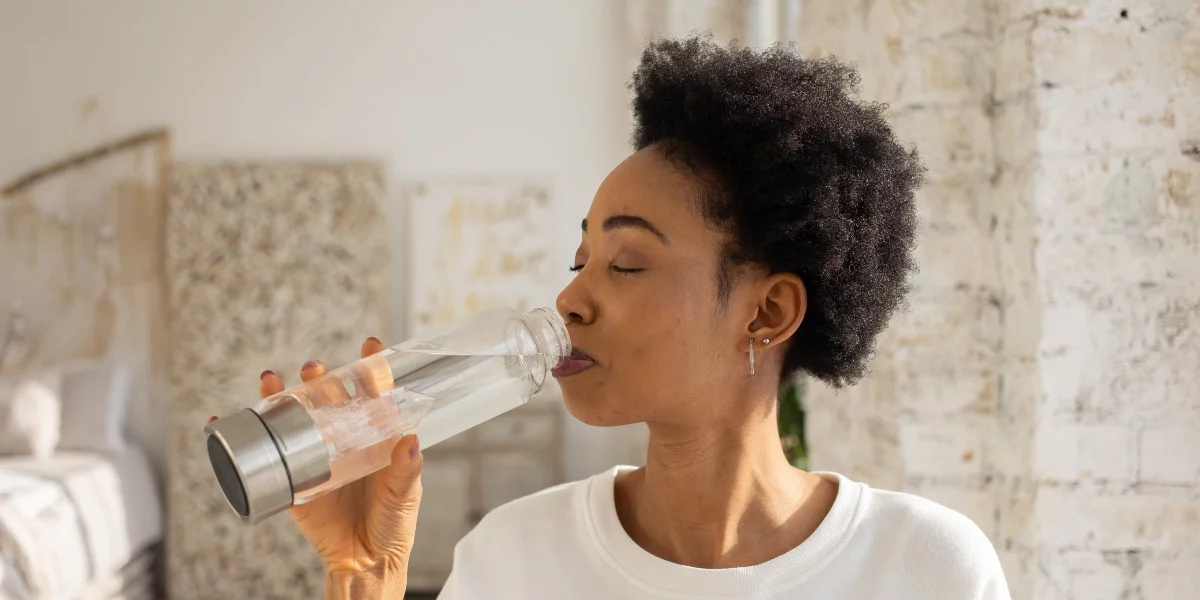 Comment se protéger de la déshydratation pendant les vagues de chaleur : Conseils essentiels pour rester hydraté